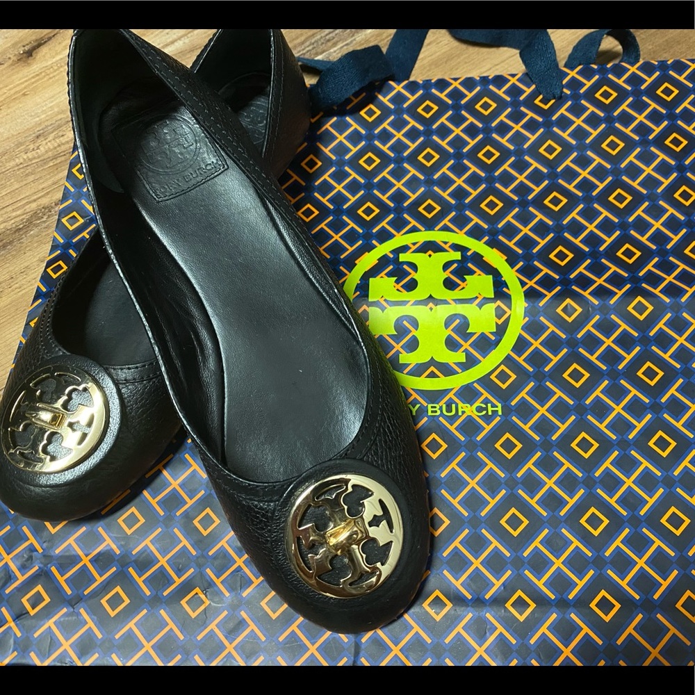 TORY BURCH black flats with gold emblem accent